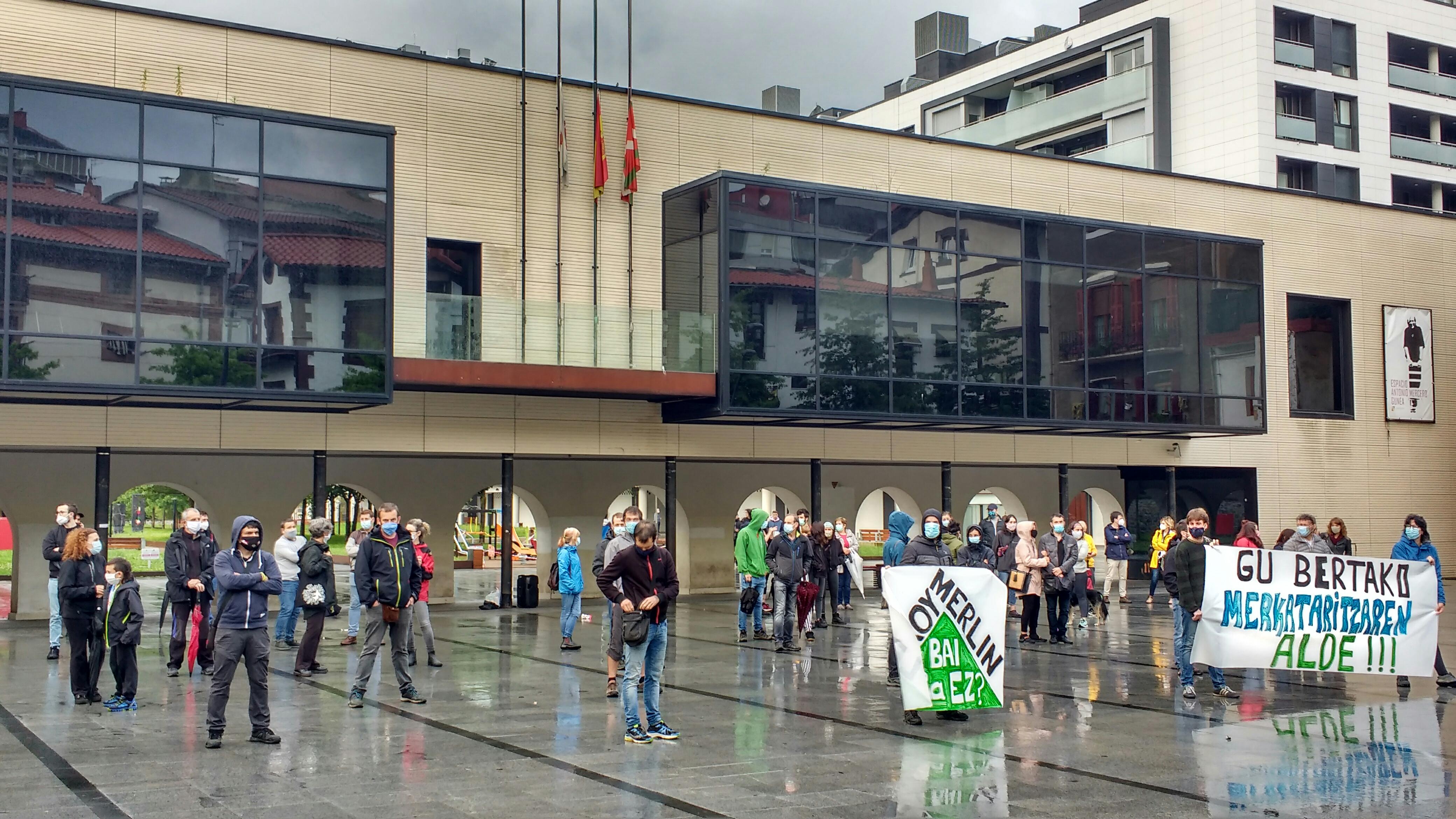 Gaurko protesta Okendo plazan, Udaletxe aurrean.